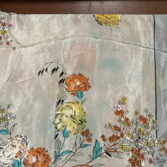 VTG Stunning Hand rolled Silk Scarf with flowers. Unbranded,dove gray background - Picture 8 of 9